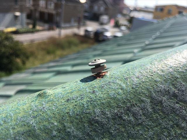 棟を固定するネジが緩んで浮いている